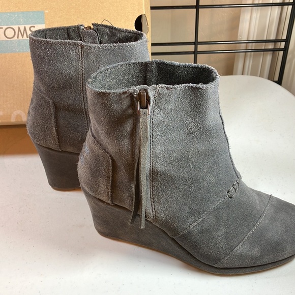 EUC In Box TOMS 6.5 Desert Wedge High Dark Grey Suede. Lightly Worn. Very Clean - Picture 5 of 8